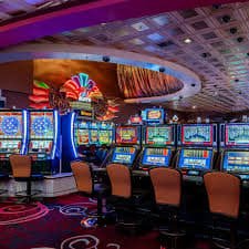 BMK88 VIP ကစားသမားများ ဘောလုံးနှင့် Live Casino ကို ကစားနေကြသည့် မြင်ကွင်း